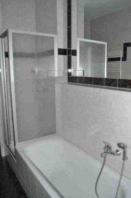 Bad mit Wanne und Dusche