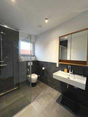 Badezimmer mit Fenster und Dusche