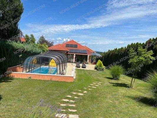 Außenansicht mit Garten, Terrasse und Pool