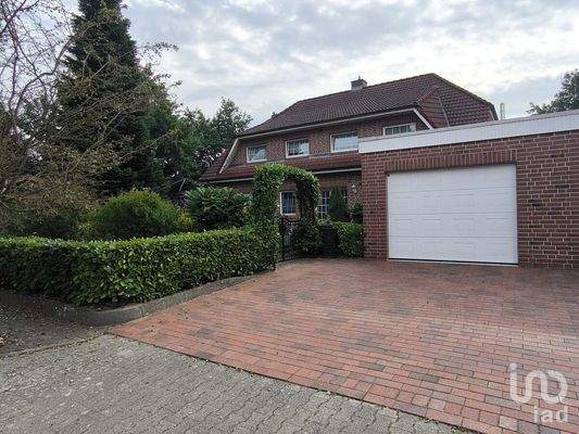 Vorderansicht mit Doppelgarage