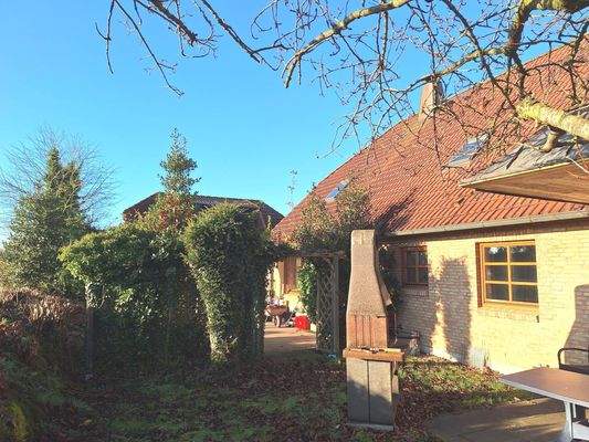 Die Terrasse mit Grill der Ferienwohnung 1