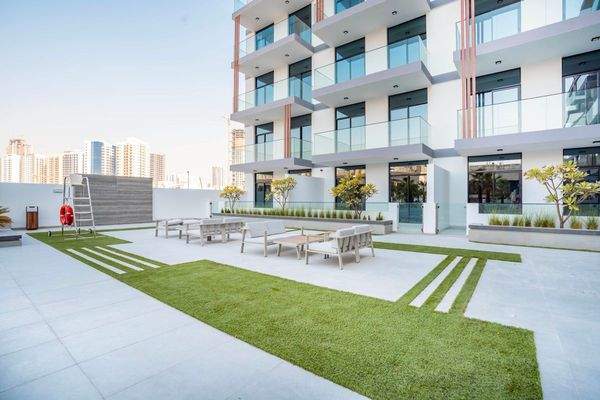 Modern gestalteter Außenbereich