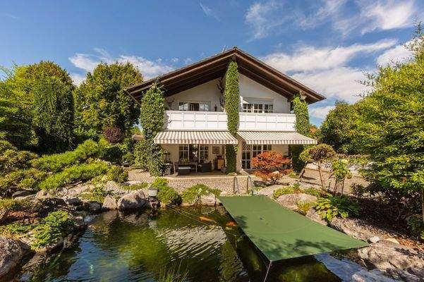 Hausansicht mit Schwimm-/ Koiteich