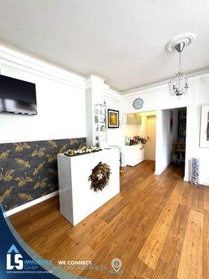 Blick ins 1. Zimmer mit angrenzender Teeküche