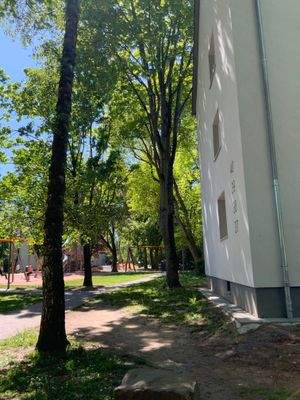 Seitenansicht mit Blick auf den Spielplatz