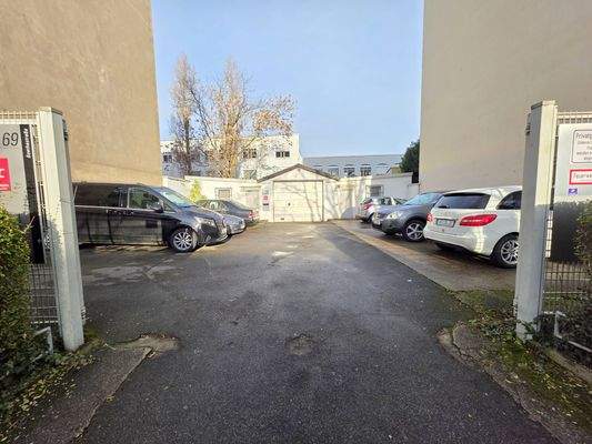 Stellplätze vor der Halle