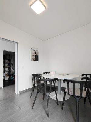 Büro_1OG_Blick-Sozialraum