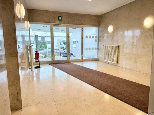  Eingangsbereich Gebäude