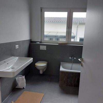 Badezimmer mit Badewanne und Dusche