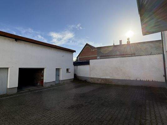 Garage mit Hof