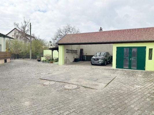 Innenhofansicht mit Carport-Stellplatz