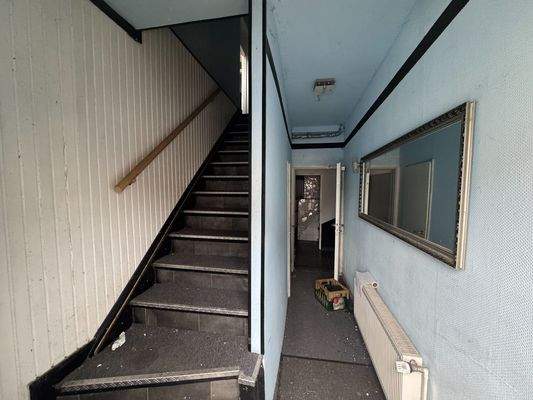 EG Flur und Treppe.JPG