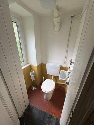 Kleines Badezimmer mit Toilette