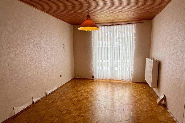 Geräumiges Schlafzimmer mit Zugang zur Terrasse.