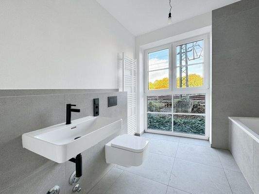 TAGESLICHTBAD MIT WALK-IN DUSCHE UND WANNE