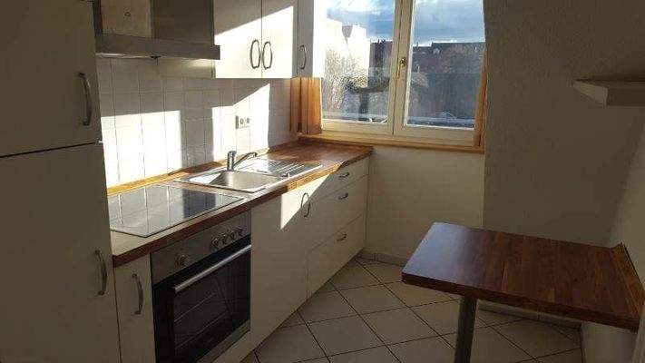 Helle Küche mit Esstisch