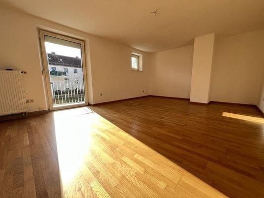 Wohn-/Esszimmer mit Balkon 