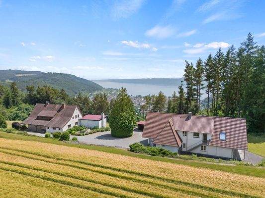 Zwei Wohnhäuser am südlichen Rand in Alleinlage