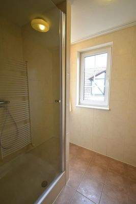 ferienhaus-kaufen-ferienresort-cochem-cochem-niederlande-dusche-mit-fenster-2025