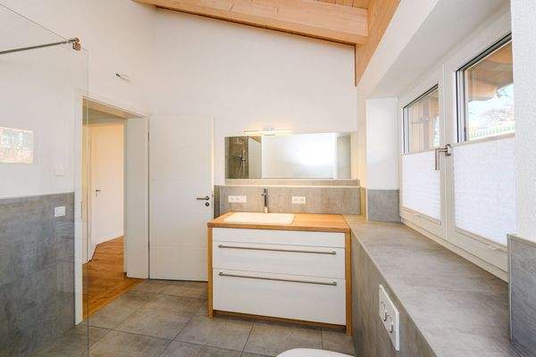 Bodengleiche Dusche und moderner Waschtisch I DG