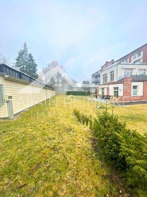 Rückansicht mit Garagen