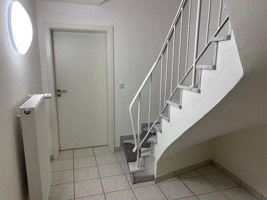 KG - Treppenabgang u. Flur