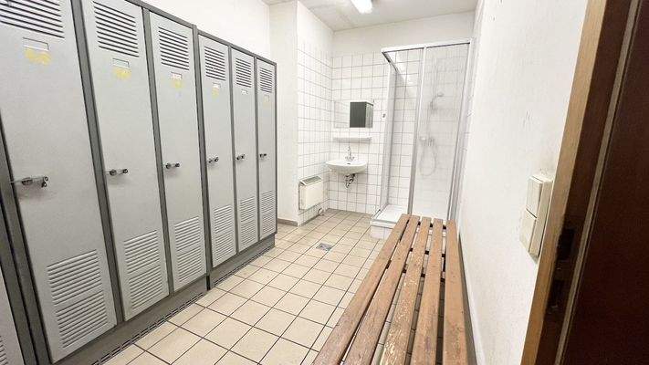 Umkleiden in der Produktionshalle