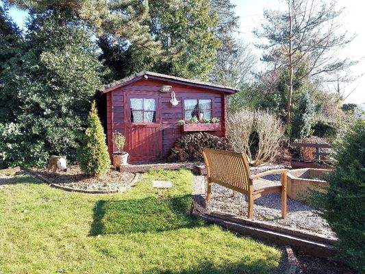 Die Gartenhütte mit zusätzlichem Sitzplatz