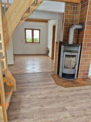 Blick Richtung Küche und Kamin