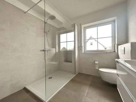 Modernisiertes Badezimmer mit Dusche