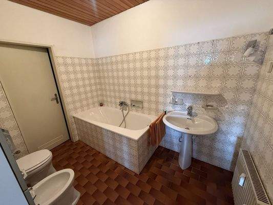 Badezimmer mit Wanne