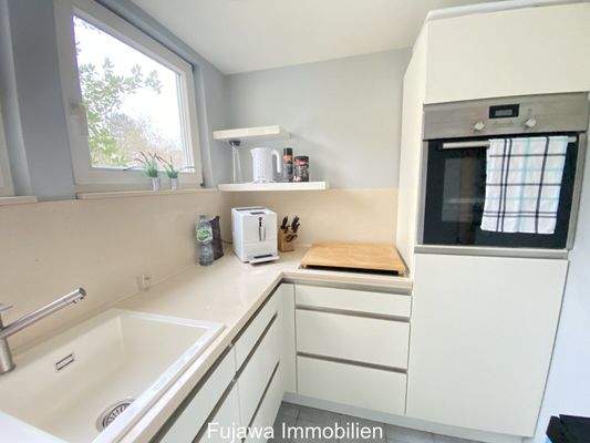 moderne hochwertige Küche mit Stein-Arbeitsplatte