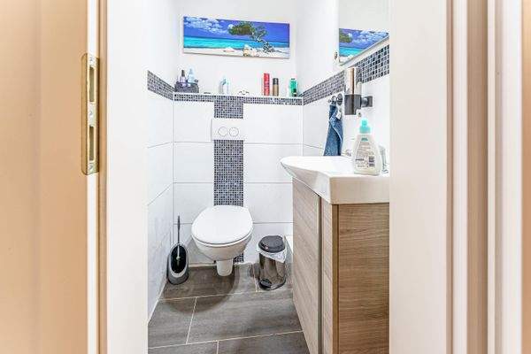 Gäste-WC im Erdgeschoss.