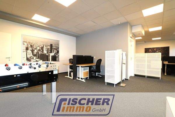großer Büroraum/Eingangsbereich