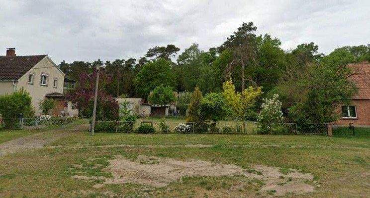 Blick von der Straße auf das Grundstück.jpg