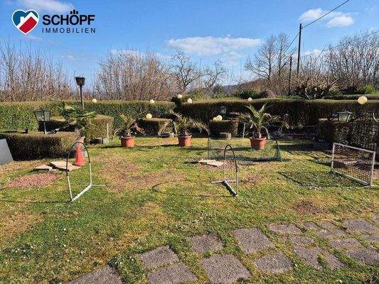 Blick vom Haus auf die Terrasse und Garten