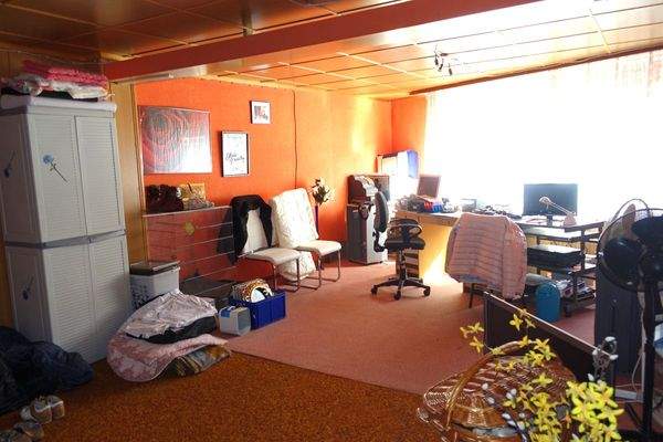 großer Raum im EG als Arbeitszimmer oder zusätzl. Einl-Apartment
