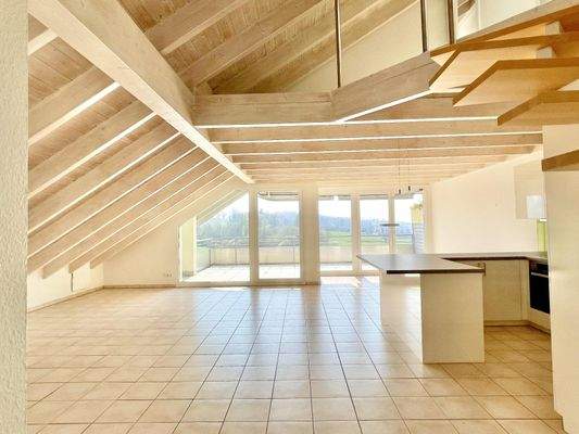 Lichtdurchflutet: das große Wohn-Esszimmer mit Küche