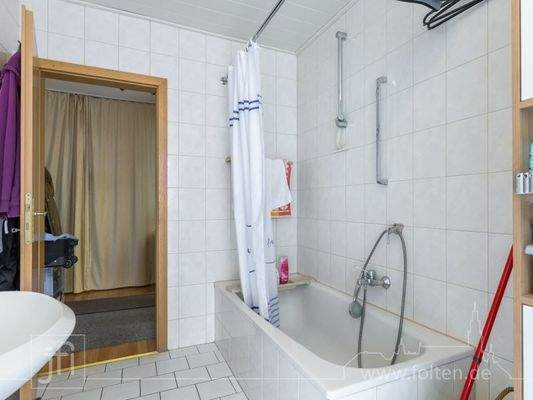 Bad mit Badewanne...