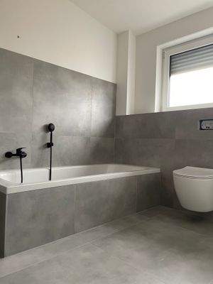 Badezimmer mit Wanne 