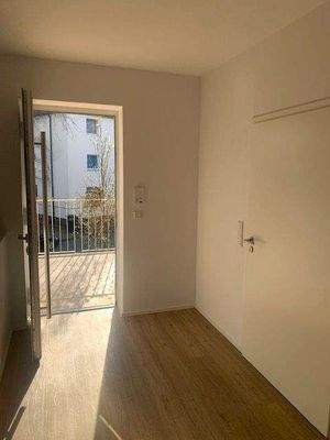 Eingang Wohnung mit Blick nach draußen.jpg