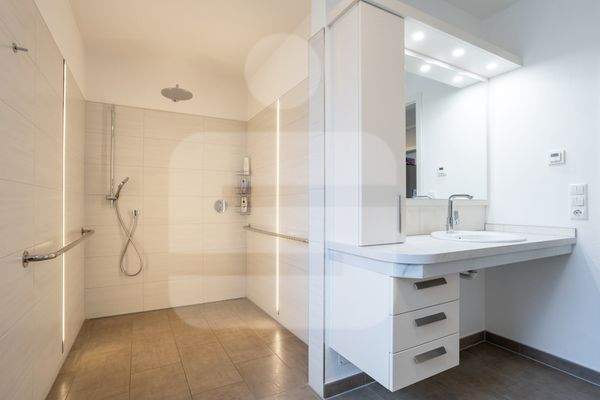 Dusche und Waschbecken