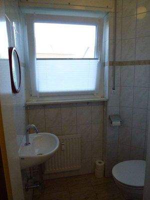 ... das WC mit Fenster ist separat