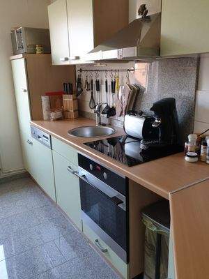 Moderne Küche mit Geräten