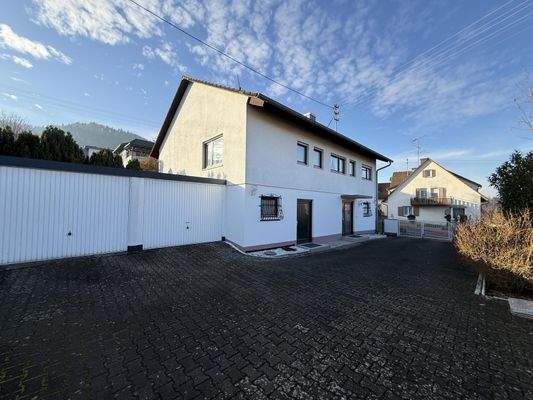 Hoffläche mit Garagen