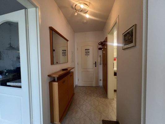 Heller Eingangsbereich mit praktischem Stauraum und durchdachter Raumaufteilung