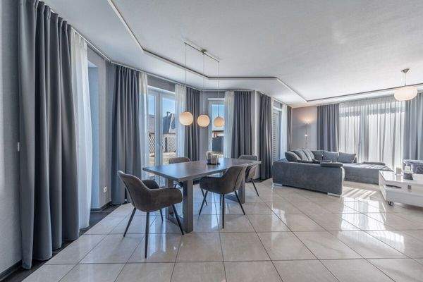 mit Raum für einen Esstisch