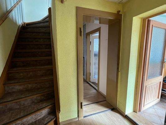 012_Flur und Aufgang zum DG