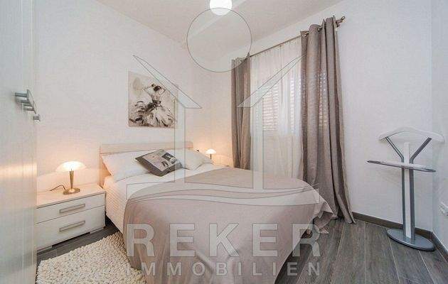 Hier können Sie entspannt den Urlaubstag ausklingen lassen, das großzügige Schlafzimmer.