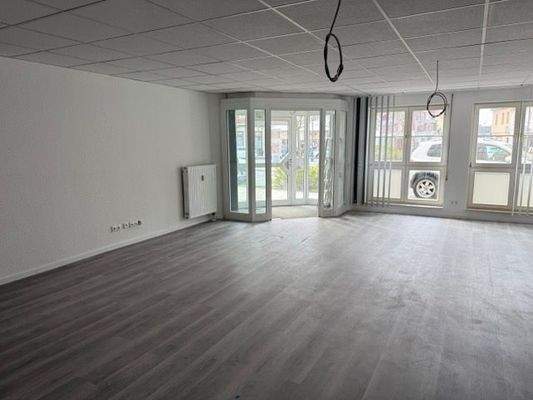 großzügiges Wohnzimmer mit Essbereich